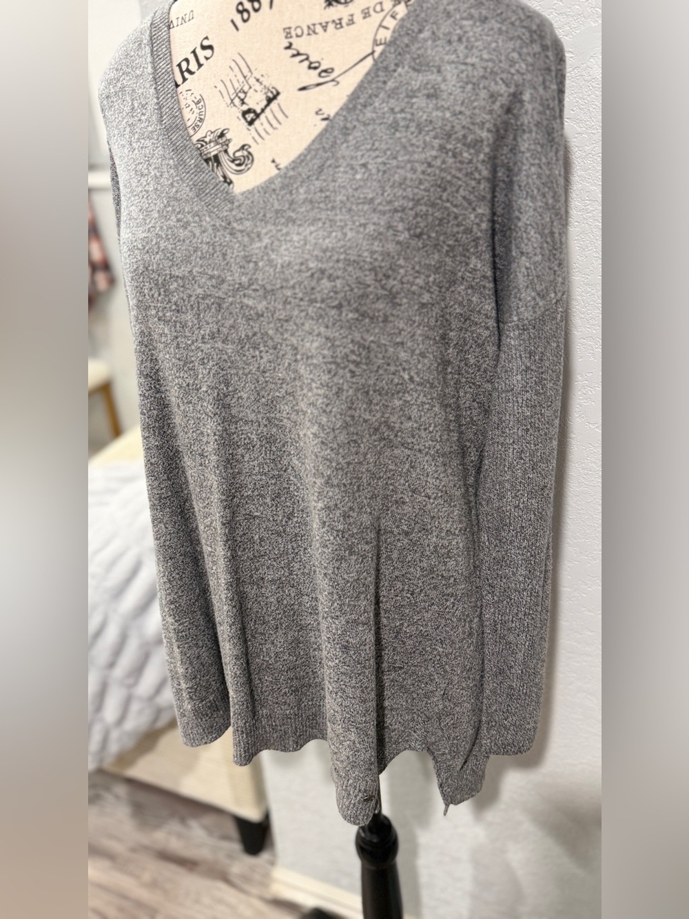 American Eagle Outfitters Gray V-Neck Long Sleeve Knit Sweater Tunic Size Medium - Picture 3 of 8